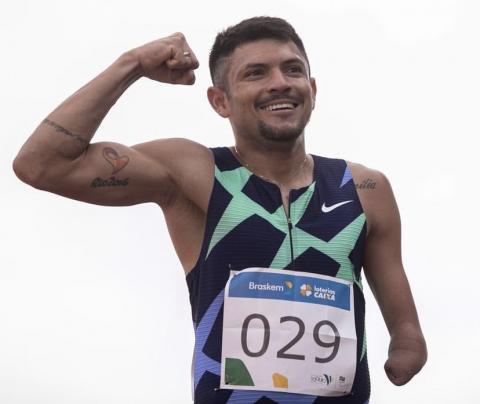 Paratleta do Ser Educacional, Petrúcio Ferreira conquista medalha de ouro e bate recorde