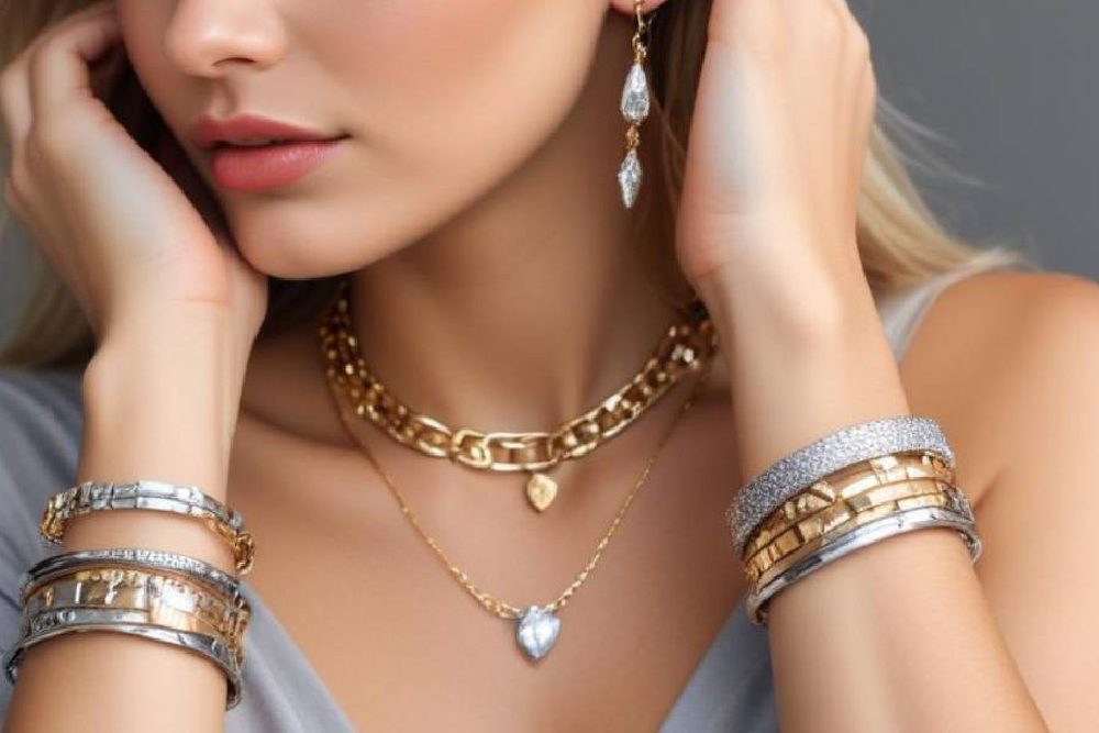 A mistura de acessórios em prata e dourado é o truque de estilo da vez A mistura de acessórios em prata e dourado é o truque de estilo da vez